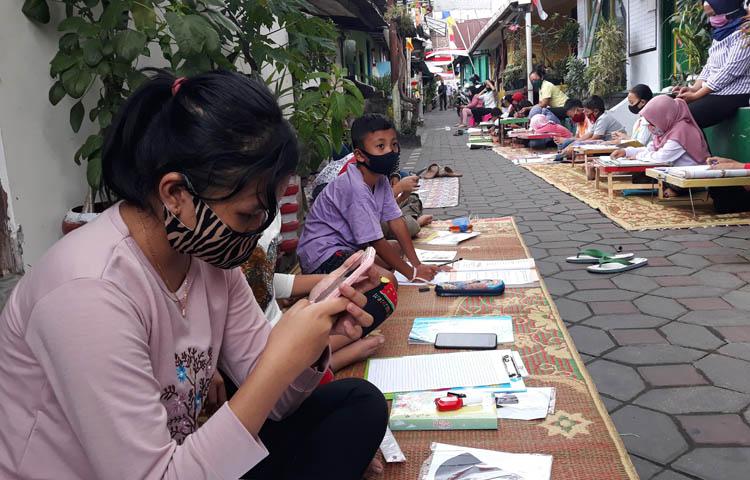 Tekan Biaya Pulsa untuk Belajar Daring, Warga Bintaran Yogyakarta Sediakan LIMas