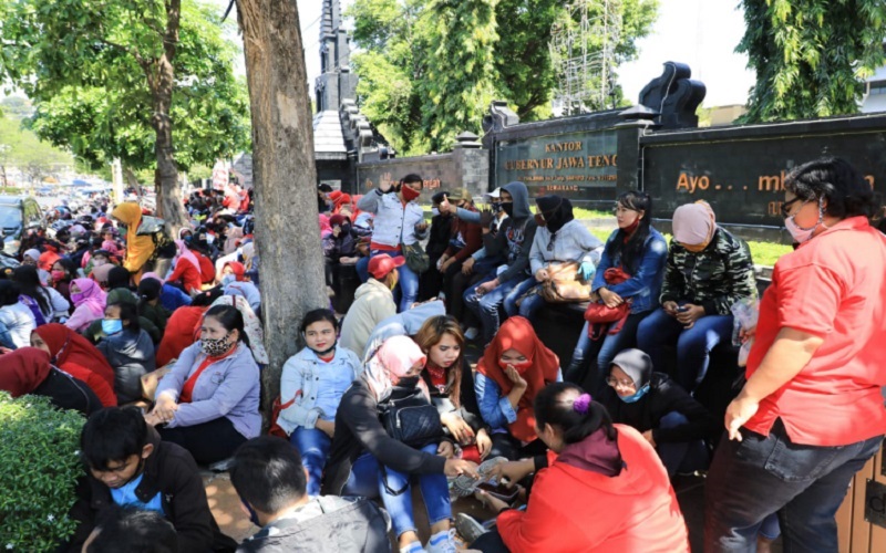 Sentil Ibu-Ibu yang Demo Depan Kantornya, Ganjar: Ayo Jaga Jarak