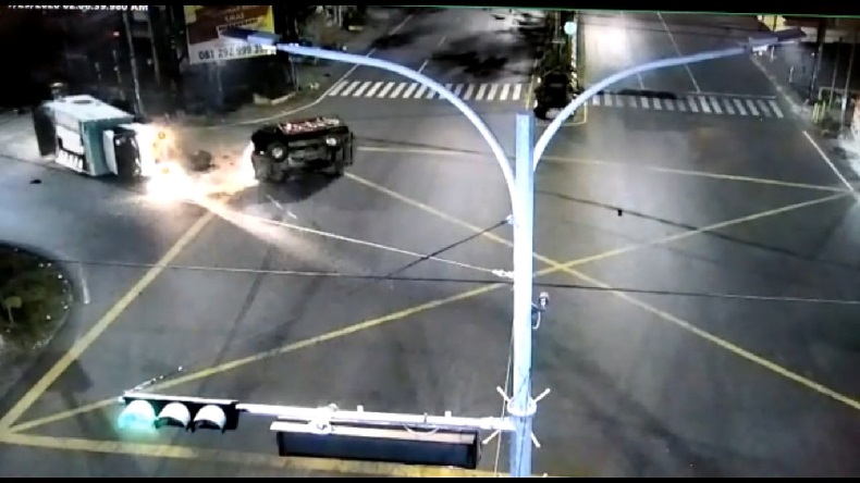 Kecelakaan di Makassar Terekam CCTV, Mobil Pikap Tabrak Truk Pengangkut Sampah