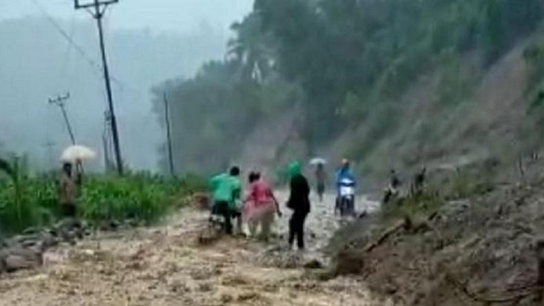 Longsor dan Pohon Tumbang Tutup Akses ke Bolmong dan Bolsel