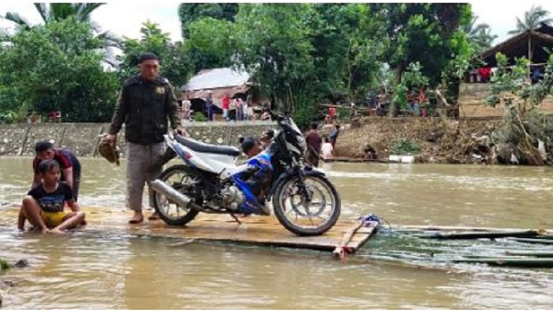 Jembatan Ambruk akibat Banjir, Warga di Bolmong Pakai Rakit untuk Menyeberang