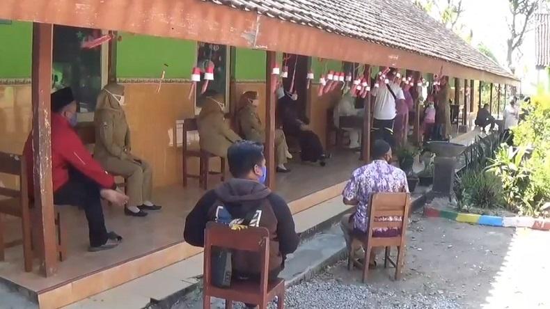 title Guru SD di Magetan Positif Covid-19, 15 Kontak Erat Tes Swab Guru SD di Magetan Positif Covid-19, 15 Kontak Erat Tes Swab