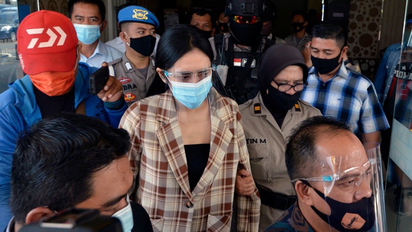 Artis VS Menangis saat Rilis Kasus Prostitusi di Polresta Bandar Lampung - Bagian 2