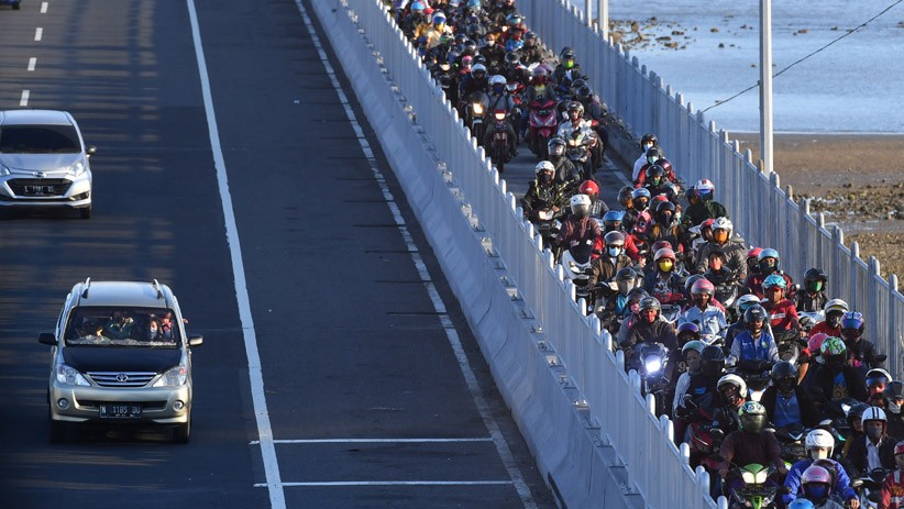 Jembatan Suramadu Dipadati Pemudik Sepeda Motor Menuju Pulau Madura - Bagian 1