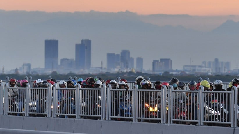Jembatan Suramadu Dipadati Pemudik Sepeda Motor Menuju Pulau Madura - Bagian 4