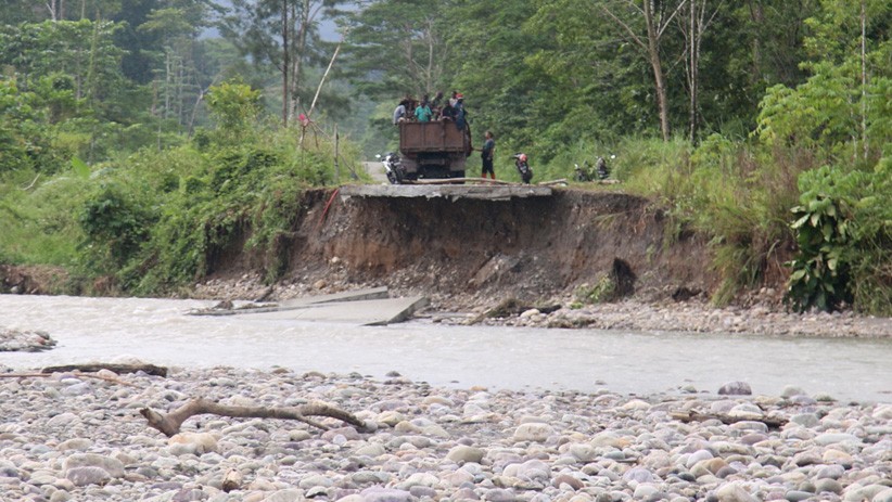Jalan Trans Papua Putus, 800 Kepala Keluarga di Mimika Terisolasi - Bagian 2