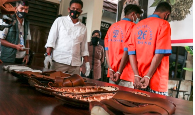 Tangkap 2 Tersangka, Polisi Gagalkan Penyelundupan 1 Kg Sabu dalam Sandal di Mataram