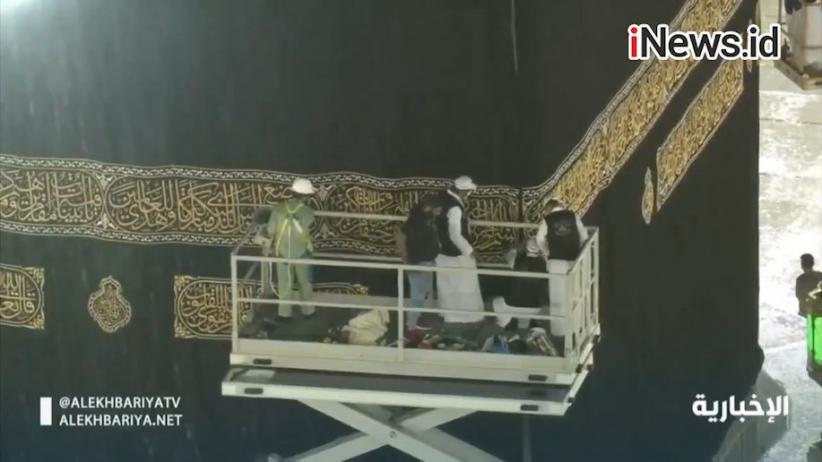 Video Kain Penutup Kakbah Diganti di Tengah Guyuran Hujan