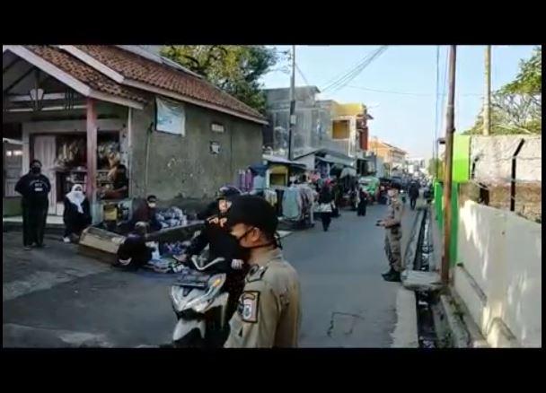 title Tolak Tes Swab, Puluhan Pedagang Pasar Tumpah di Cimahi Dijemput Petugas Tolak Tes Swab, Puluhan Pedagang Pasar Tumpah di Cimahi Dijemput Petugas