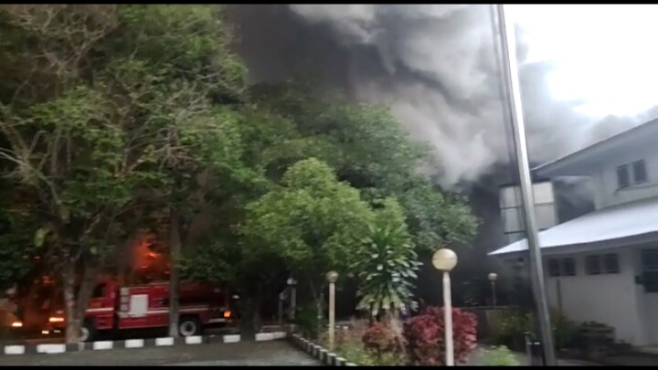 Kantor Dinkes Sulsel Dilahap Api, Warga: Terbakar Juga Corona