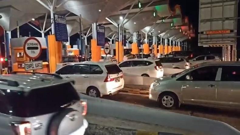 title Puncak Arus Mudik Idul Adha, Ribuan Kendaraan Antre di Gerbang Tol Cipali Puncak Arus Mudik Idul Adha, Ribuan Kendaraan Antre di Gerbang Tol Cipali