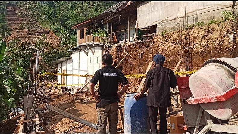 Tebing Longsor di Karanganyar Timpa 5 Pekerja, 1 Tewas dan 4 Luka-Luka