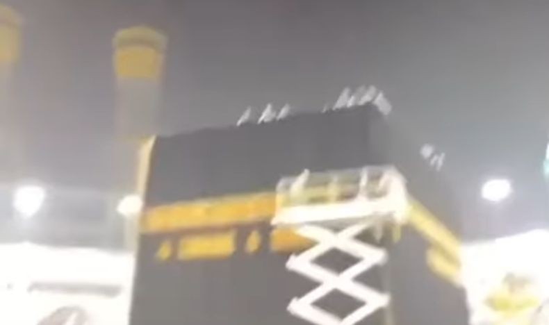 Kain Kiswah Kakbah Diganti di Bawah Guyuran Hujan