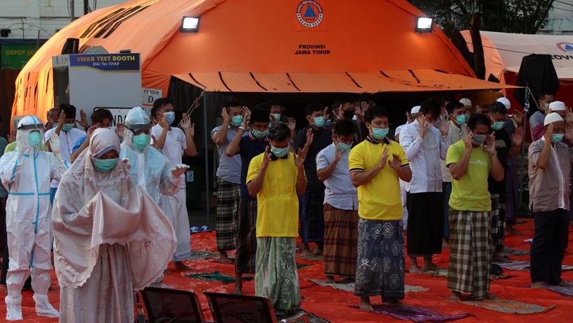Tenaga Medis dan Pasien Positif Covid-19 Salat Idul Adha Berjemaah di Surabaya - Bagian 5