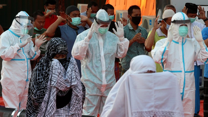 Tenaga Medis dan Pasien Positif Covid-19 Salat Idul Adha Berjemaah di Surabaya - Bagian 1