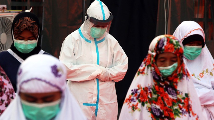 Tenaga Medis dan Pasien Positif Covid-19 Salat Idul Adha Berjemaah di Surabaya - Bagian 4