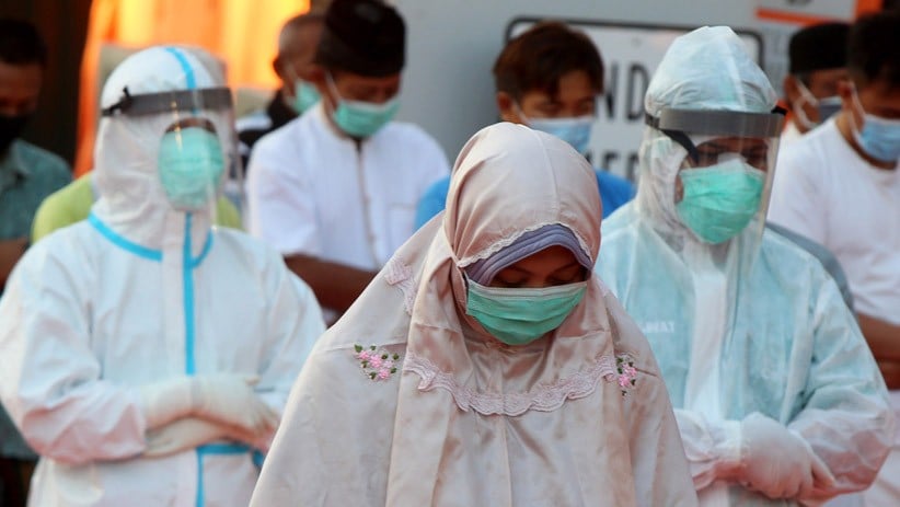 Tenaga Medis dan Pasien Positif Covid-19 Salat Idul Adha Berjemaah di Surabaya - Bagian 2