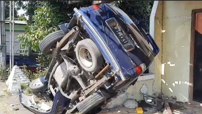 Kecelakaan Beruntun 2 Mobil Dan 1 Motor Di Mojokerto Tak Ada Korban Jiwa Bagian 1