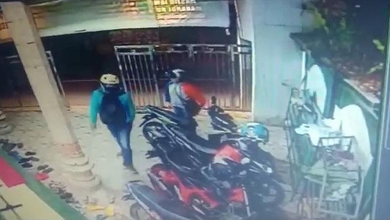 Sepasang Maling Beraksi di Masjid Kota Malang, Kurang dari 1 Menit Motor Raib
