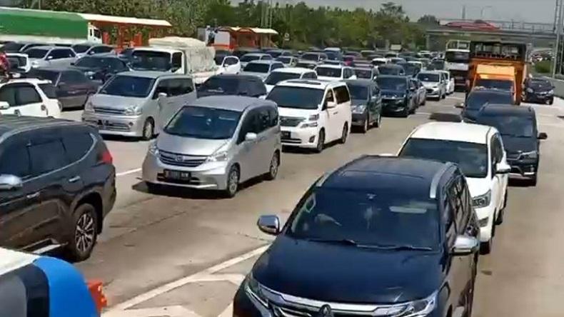 Volume Kendaraan Meningkat, Antrean Memanjang di Gerbang Tol Palimanan