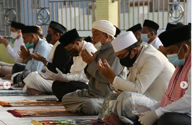 Salat Id di Bekasi, Ridwan Kamil Serahkan Hewan Kurban untuk Warga Desa Sukabudi