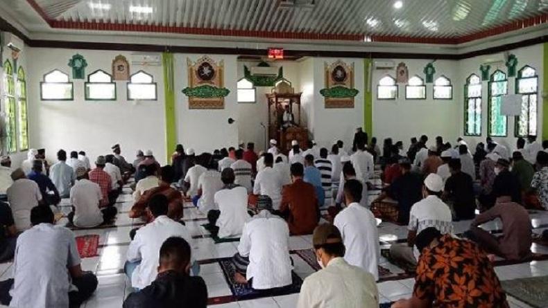 Warga Manado Salat Idul Adha dengan Protokol Kesehatan Ketat