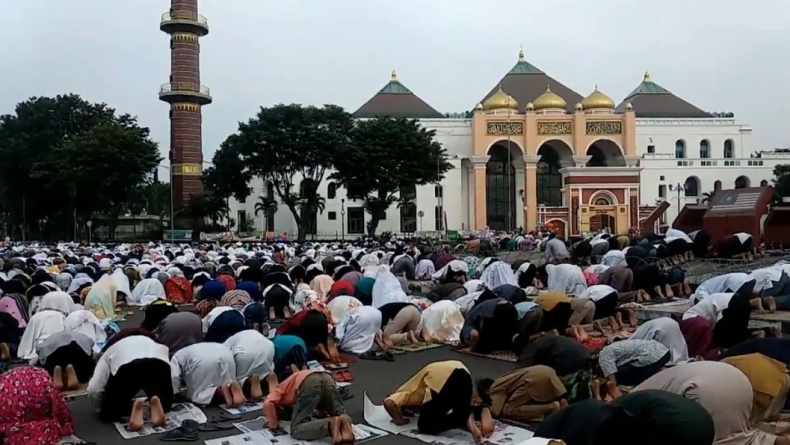 Warga Palembang Salat Id di Masjid Agung dengan Protokol Kesehatan