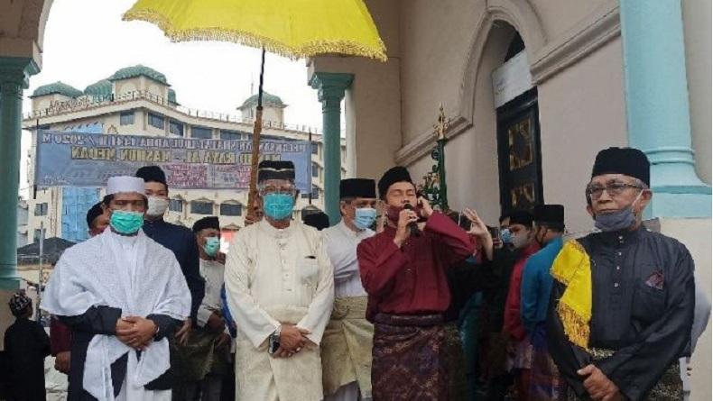 Sultan Deli Salat Idul Adha Bersama Ribuan Warga di Masjid Raya Al Mashun Medan