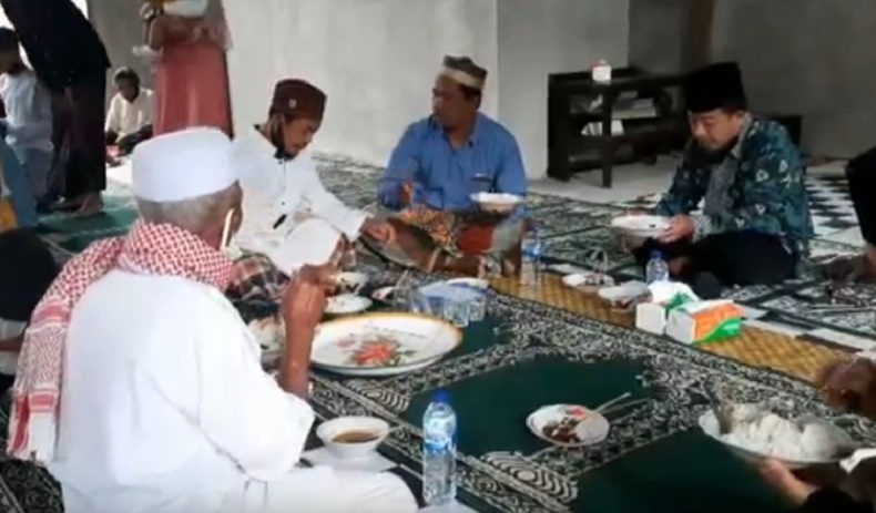 Uniknya Tradisi Megibung, Makan Bersama dalam Satu Wadah Ala Warga Muslim di Bali