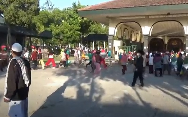 Takut Tak Kebagian, Ratusan Warga di Grobogan Lari Berebut Antrean Kupon Kurban