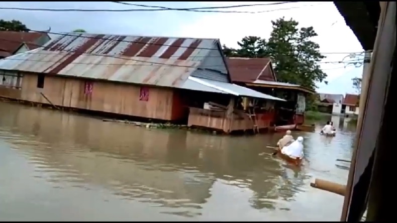 Warga Wajo Terobos Banjir Demi Tunaikan Salat Idul Adha di Masjid