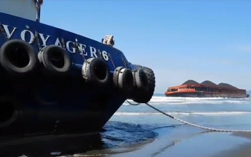 title Diterjang Gelombang Tinggi, Kapal Tongkang Angkut 11.000 Ton Batu Bara Kandas Diterjang Gelombang Tinggi, Kapal Tongkang Angkut 11.000 Ton Batu Bara Kandas