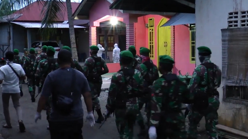 Pasien Covid-19 di Aceh Dievakusi Usai Rumahnya Dikepung Tim Gabungan TNI/Polri