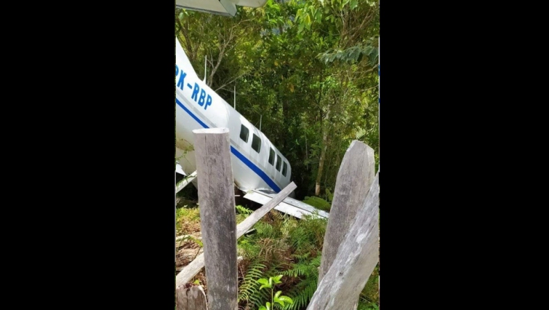 Pesawat Pembawa Bantuan Covid-19 di Papua Tergelincir Nyasar ke Semak-Semak