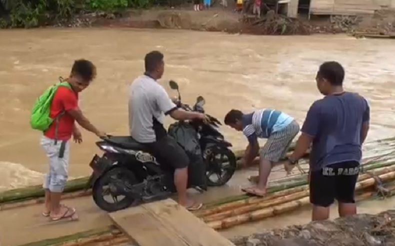 Jembatan Darurat Putus, Warga Bone Bolango Gorontalo Gunakan Rakit Menyeberang Sungai