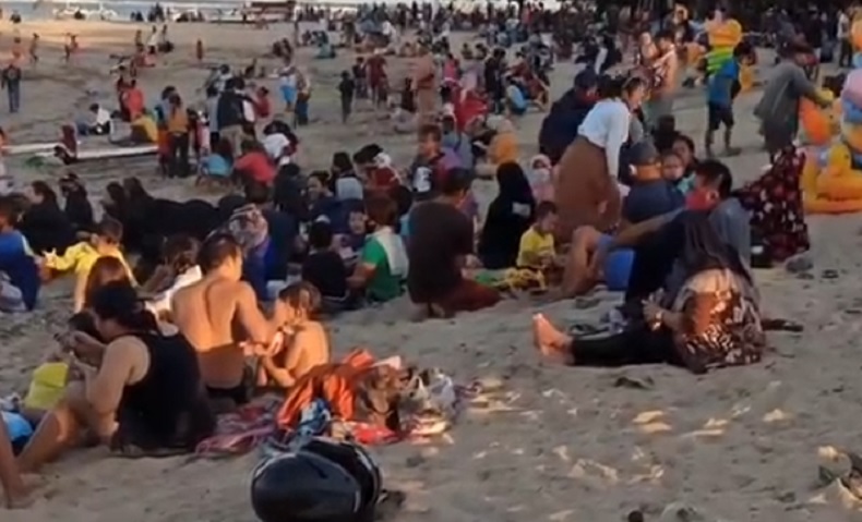Libur Idul Adha, Pantai Sanur Bali Dipadati Kerumunan Pengunjung Tanpa Masker