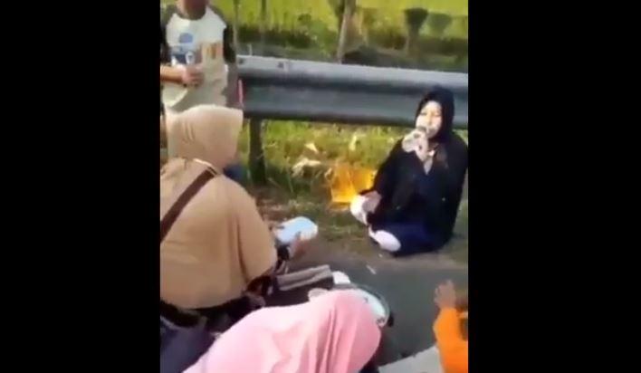 Viral, Satu Keluarga Asyik Makan di Bahu Jalan Tol Cipali