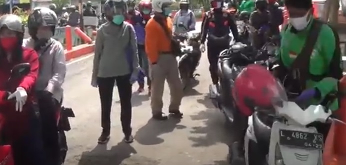 Kelelahan Patroli Masker, Wali Kota Risma Dipapah ke Mobil