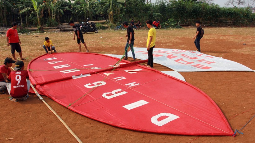 Sambut HUT RI, Layang-Layang Merah Putih Raksasa Terbang di Pamulang - Bagian 1