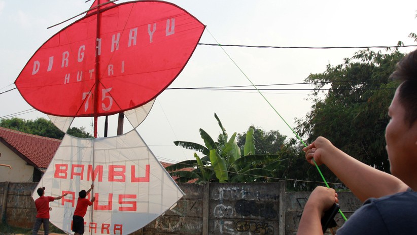 Sambut HUT RI, Layang-Layang Merah Putih Raksasa Terbang di Pamulang - Bagian 2