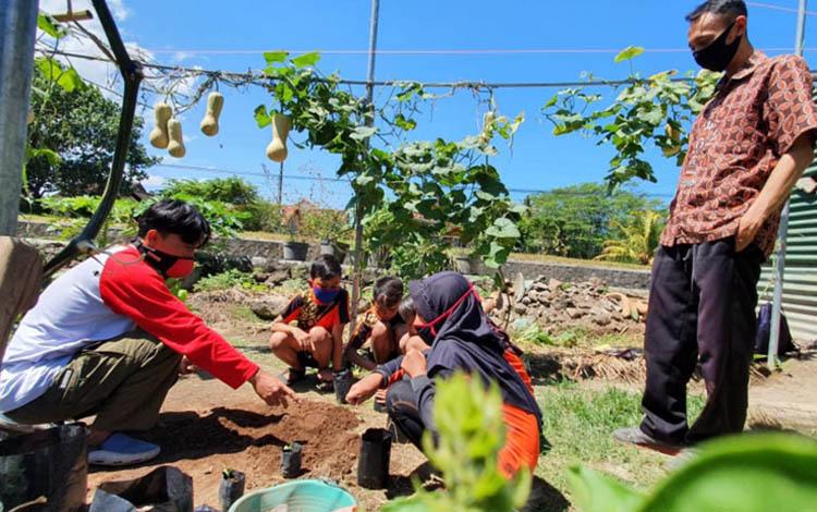  Hilangkan Kebosanan Sekolah Online, Siswa SD di Bantul Diajak Belajar di Sawah