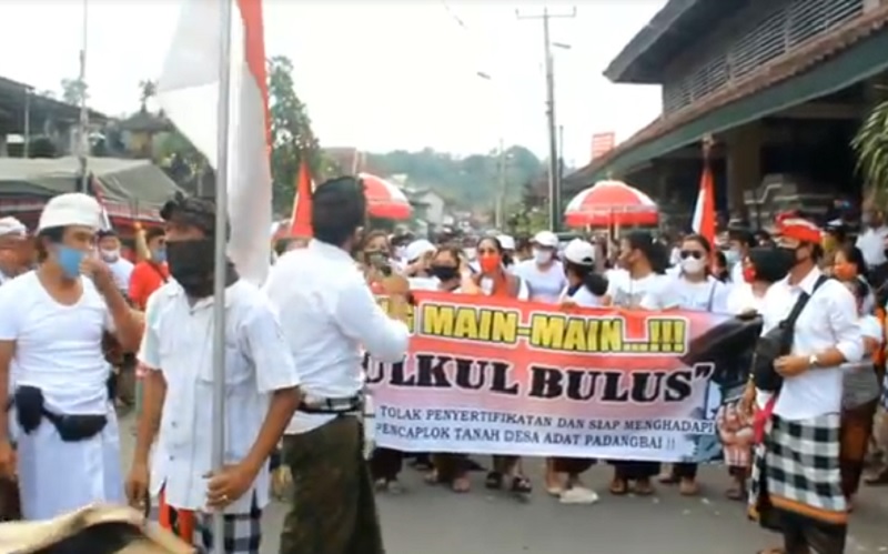 Ratusan Warga Bali Turun ke Jalan Protes Pembangunan Dermaga di Pelabuhan Padangbai