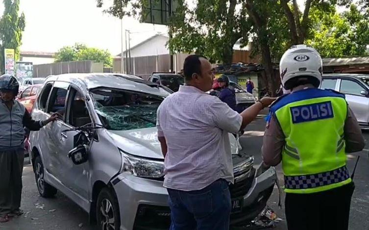 title Mini Bus Tabrak Mobil di Cirebon akibat Pecah Ban, 6 Orang Luka-Luka Mini Bus Tabrak Mobil di Cirebon akibat Pecah Ban, 6 Orang Luka-Luka