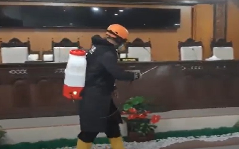 DPRD Ketapang Disemprot Disinfektan usai Seorang Anggota Positif Covid-19