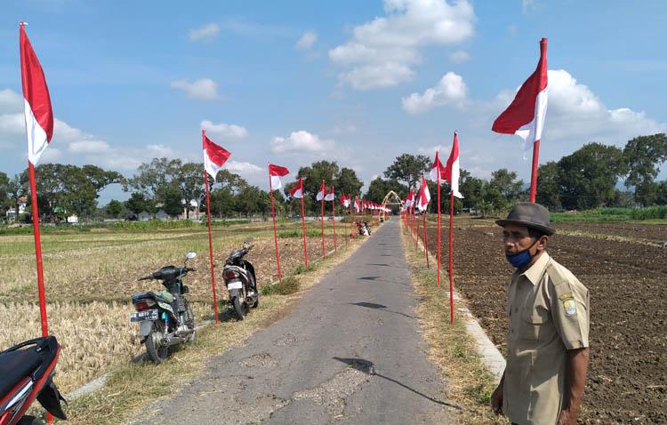 Teguhkan Nasionalisme dan Gotong Royong, Warga Dobangsan Wates Pasang Seribu Bendera