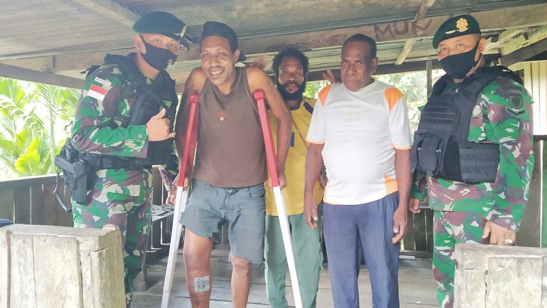 Satgas TNI di Keerom Hadiahi Warga Korban Kecelakaan Tongkat Merah Putih