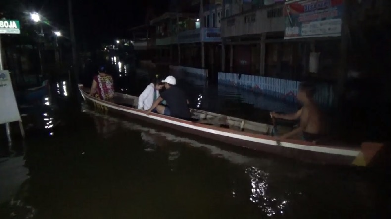 Warga Wajo Terobos Banjir untuk Silaturahmi Lebaran