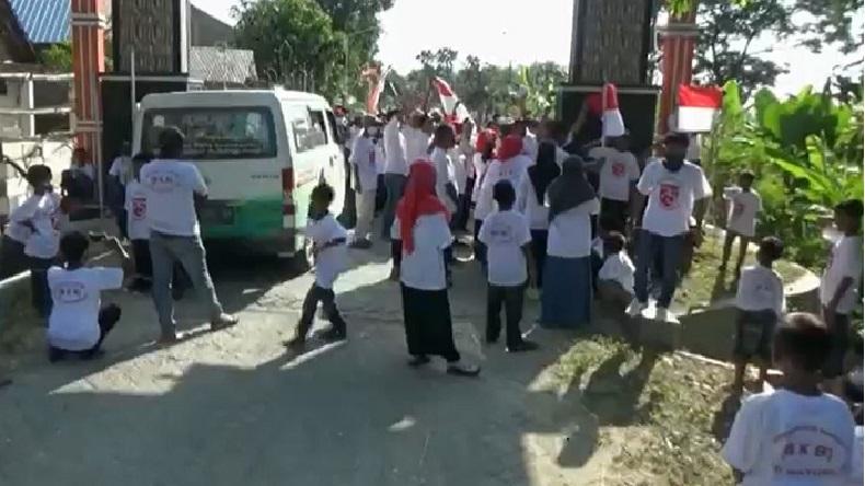 title Bangkitkan Patriotisme, Warga Bojonegoro Kibarkan 1.000 Bendera Merah Putih di Jalan Desa Bangkitkan Patriotisme, Warga Bojonegoro Kibarkan 1.000 Bendera Merah Putih di Jalan Desa