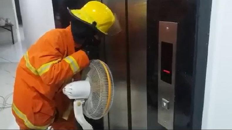 Perempuan di Surabaya Terjebak dalam Lift Rumah, Petugas Pemadam Kebakaran dan Teknisi Dikerahkan
