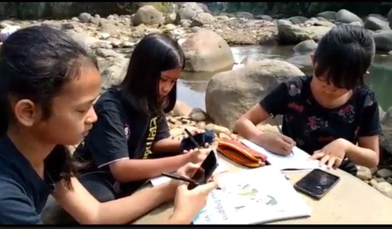  Susah Sinyal, Pelajar di Bogor Belajar di Pinggir Sungai Ciliwung